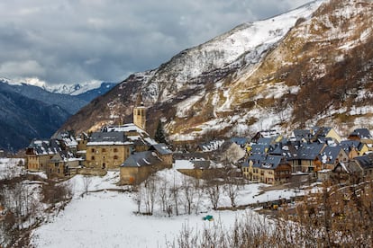 Panorámica invernal del pueblo de Unha, en el Valle de Arán.