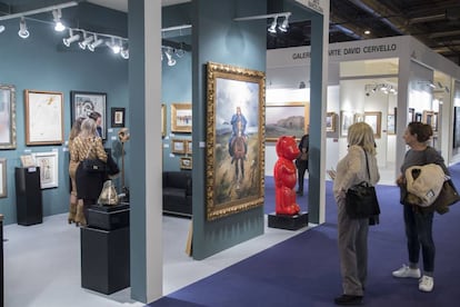 Visitantes contemplan las obras expuestas durante la anterior edición de Feriarte, la feria de arte y antigüedades más importante de España.