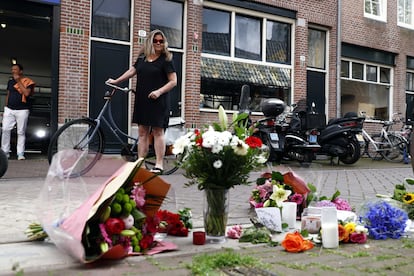 Homenaje improvisado tras el tiroteo de Peter R. en una calle de Ámsterdam, este miércoles.