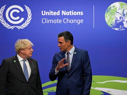 Boris Johnson, primer ministro de Reino Unido, y Pedro Sanchez durante la COP26. REUTERS 