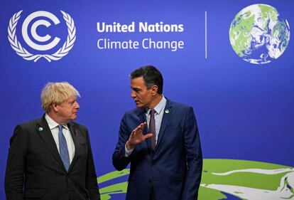 Boris Johnson, primer ministro de Reino Unido, y Pedro Sanchez durante la COP26. REUTERS