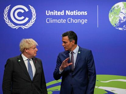 Boris Johnson, primer ministro de Reino Unido, y Pedro Sanchez durante la COP26. REUTERS 