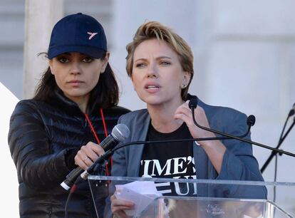 Las actrices Mila Kunis y Scarlett Johansson, en la Marcha de las Mujeres el pasado sábado en Los Ángeles.