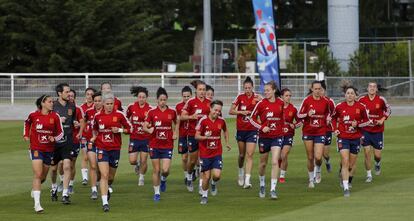 Kenio Gonzalo (I) junto a las internacionales en el entrenamiento de este martes.