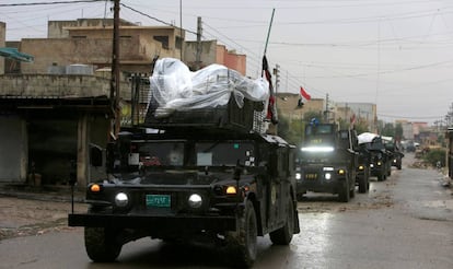 Vehículos de las fuerzas especiales iraquíes en el norte de Mosul, este miércoles.