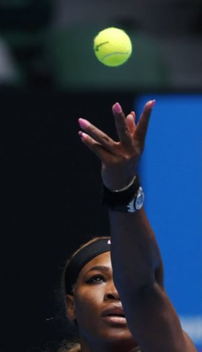 Serena Williams no momento do saque durante sua partida contra a sérvia Vesna Dolonc no Aberto da Austrália 2014, em Melbourne.