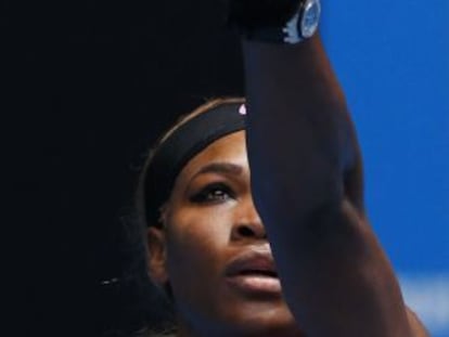 Serena Williams no momento do saque durante sua partida contra a sérvia Vesna Dolonc no Aberto da Austrália 2014, em Melbourne.