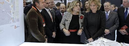 Botella y Aguirre, durante su visita al estand de Madrid en Fitur.