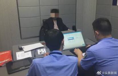 El asesino confeso, con la imagen de su rostro pixelada, tras entregarse a las autoridades chinas.