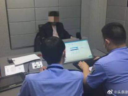 El asesino confeso, con la imagen de su rostro pixelada, tras entregarse a las autoridades chinas.