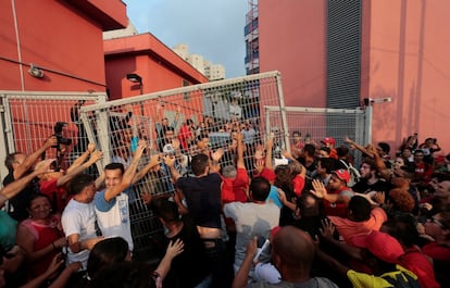 A partir dali começaria horas de espera até que Lula se entregasse de fato à Polícia Federal. Do lado de fora, a militância que permaneceu nos arreadores do sindicato prometia impedir que ele cumprisse a palavra. Por volta das 17h, Lula tentou sair do local, mas o tumulto o impediu de partir de carro. Na imagem, apoiadores arrancam um portão em uma das saídas do sindicato.