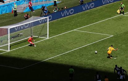 El australiano Mile Jedinak marca de penalti a la selección francesa.