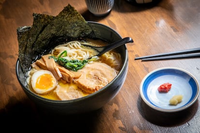 Tonkotsu, caldo supremo estilo Yokohama del restaurante Mukyu ramen en la Ciudad de México, el 7 agosto del 2024