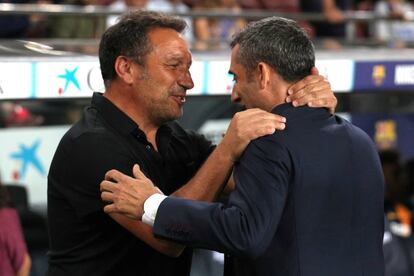 Eusebio Sacristán y Ernesto Valverde, se saludan antes del partido.