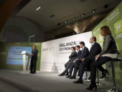 El consejero de economía del Gobierno de Extremadura, Antonio Fernández, durante la presentación de la balanza fiscal elaborada por su Ejecutivo adelantándose a la que hará pública el Ministerio que dirige Cristóbal Montoro a final de mes y que, en palabras de la vicepresidenta extremeña, Cristina Teniente, "no va a dejar indiferente a nadie, ni a Cataluña, ni al resto de las comunidades autónomas".