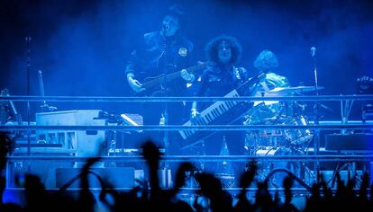 Arcade Fire en plena actuación en el Sant Jordi de Barcelona.
