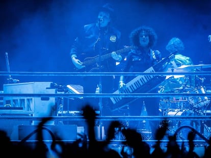 Arcade Fire en plena actuación en el Sant Jordi de Barcelona.