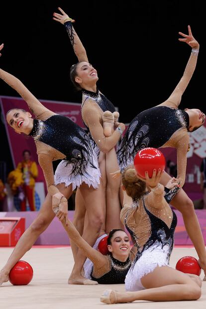 Las españolas se cuelan en la final por equipos de gimnasia rítmica en Londres. Las chicas lucieron unos maillots en blanco y negro que simulaban las plumas de una pavo real.