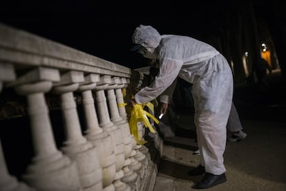 Se los llevaron en bolsas de basura industriales de color negro y azul. La actuación se hizo en La Bisbal, según dijo uno de sus portavoces, "porque es una población con un alto índice de plástico amarillo". "Vamos a limpiarlo", añadió.