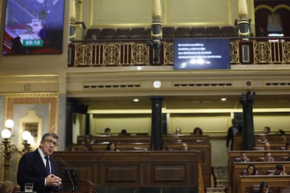 El diputado del PSOE, Patxi López, interviene en el pleno del Congreso de los Diputados, este martes.