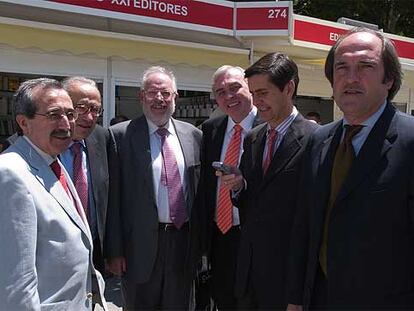 Los rectores Virgilio Zapatero, Gregorio Peces-Barba, Carlos Berzosa, Javier Uceda, Pedro G. Trevijano y Ángel Gabilondo, ayer en la Feria del Libro de Madrid.