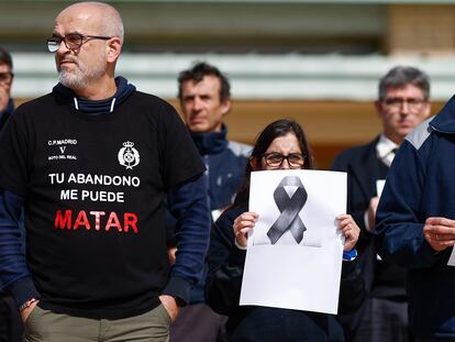 Trabajadores del Centro Penitenciario de Soto del Real, en Madrid, expresan su solidaridad con los funcionarios de prisiones de Cataluña, tras el asesinato de una cocinera, el pasado día 15 de marzo.