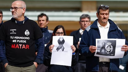 Trabajadores del Centro Penitenciario de Soto del Real, en Madrid, expresan su solidaridad con los funcionarios de prisiones de Cataluña, tras el asesinato de una cocinera, el pasado día 15 de marzo.