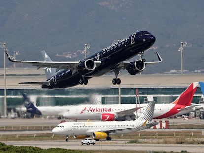 Aviones de distintas aerolíneas en el aeropuerto de Barcelona-El Prat.
