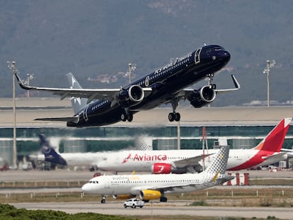 Aviones de distintas aerolíneas en el aeropuerto de Barcelona-El Prat.