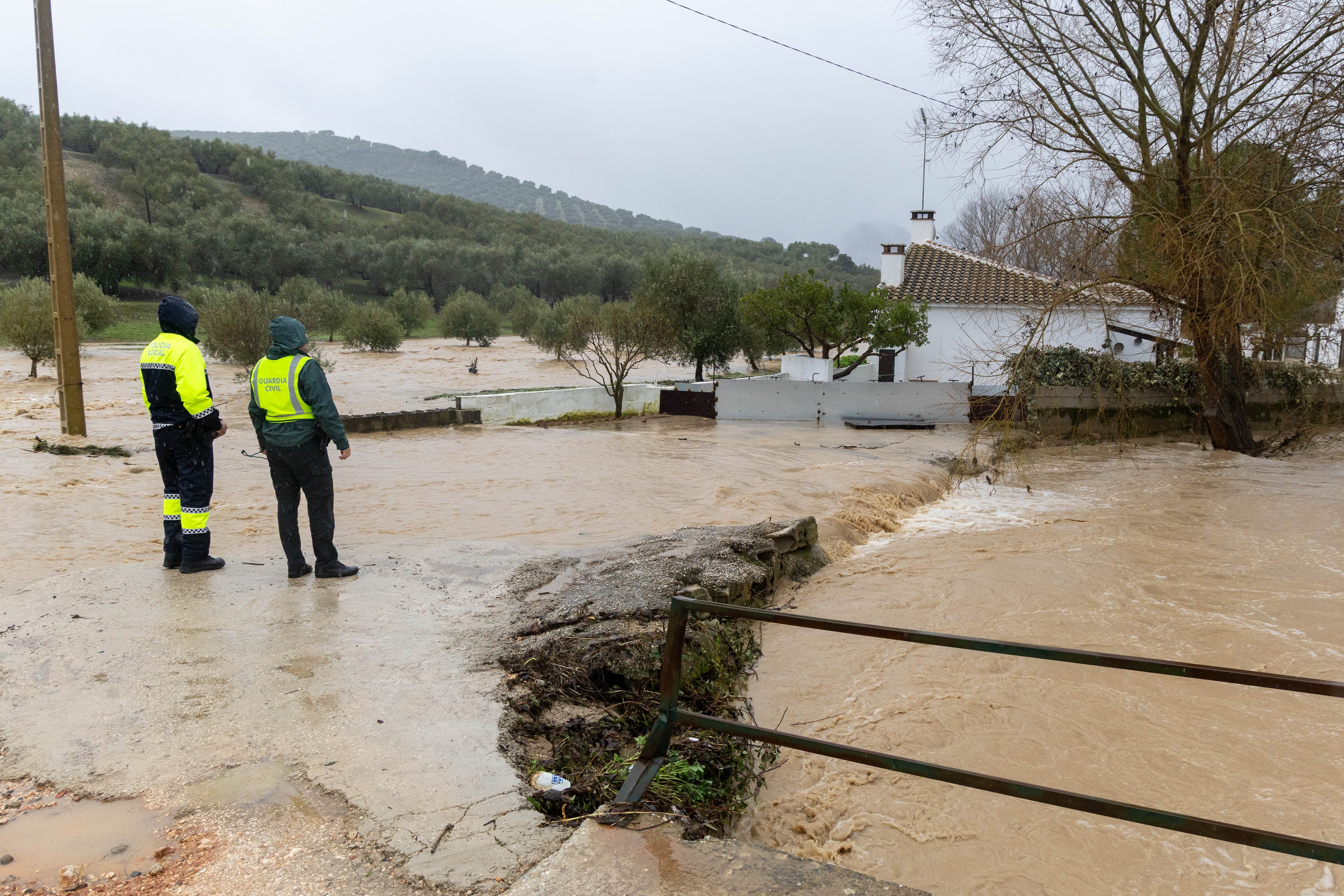 Málaga. 04/02/2026. Incidencias de la borrasca Leonardo en la provincia de Málaga. Las autoridades alertan a los vecinos del peligro de permanecer en sus casa ante la crecida del río Guadalhorce a su paso Villanueva del Rosario.
Foto: Álvaro Cabrera