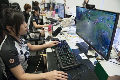 Las integrantes de PandaCute, con Rispy en primer plano, durante un entrenamiento en su local de Hong Kong.