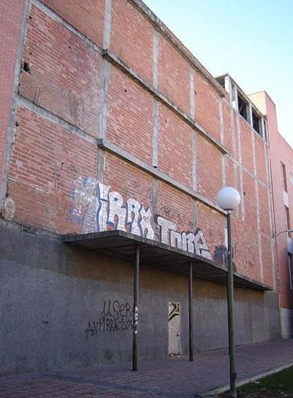 Así está el teatro del barrio Los Almendrales.