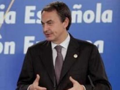 El jefe del Gobierno español, José Luis Rodríguez Zapatero (dcha), y el presidente de la Comisión Europea, José Manuel Durao Barroso, durante la rueda de prensa conjunta que ofrecieron al término de la reunión de sus respectivos gabinetes, hoy en el Palacio de El Pardo