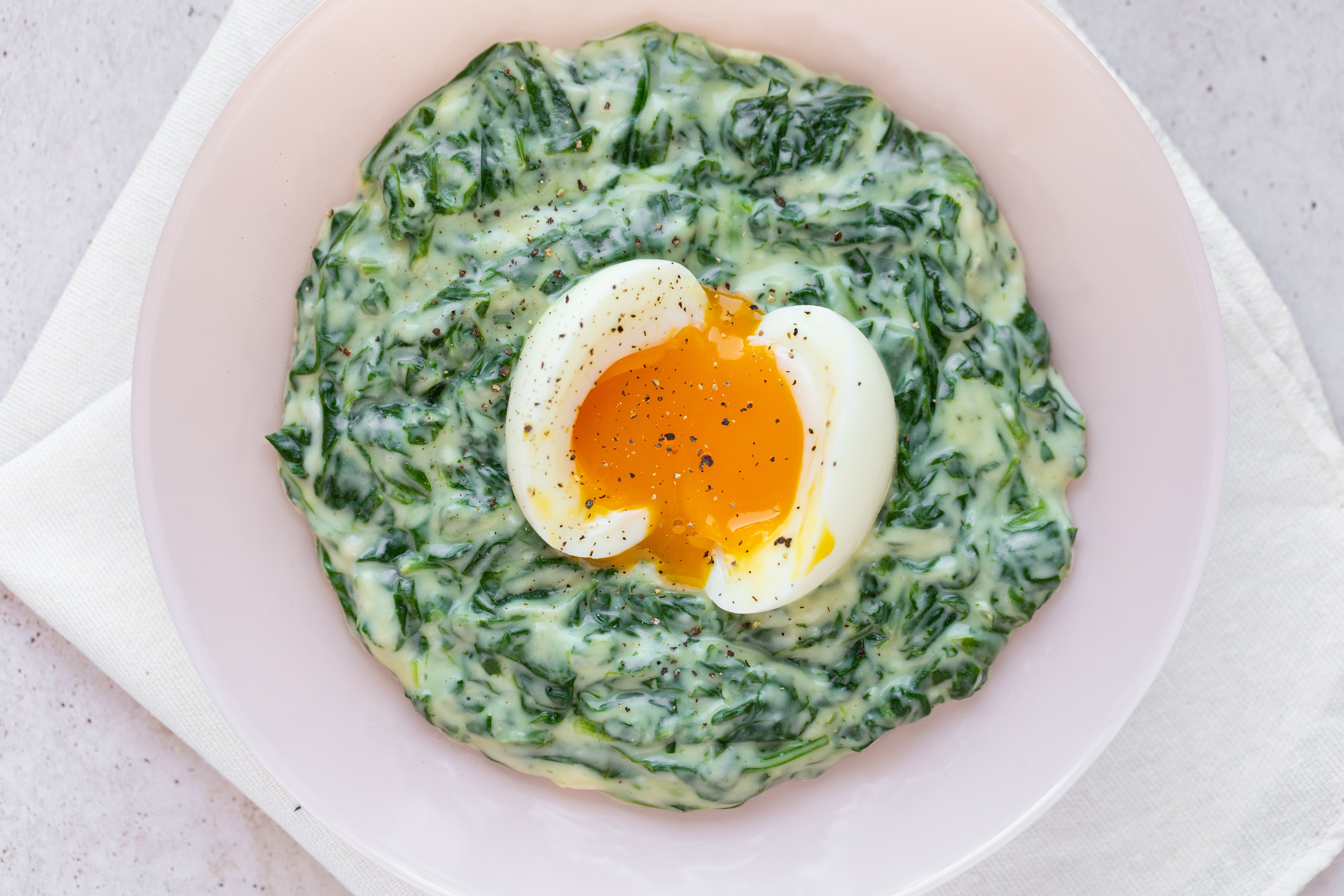 Un rico huevo en una camita deliciosa