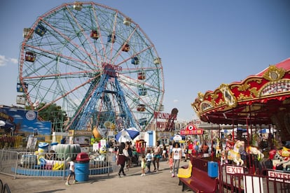 Inaugurada el 28 de mayo de 1920, se trata de una las norias más antiguas de Estados Unidos. De hecho, en 1989 fue designada como monumento histórico del Estado de Nueva York. La Deno’s Wonder Wheel está ubicada en el muelle de Coney Island y más de 40 millones de personas se han dado una vuelta en ella. Desde sus 45 metros de altura (más o menos, la de un edificio de 15 plantas) se puede intuir el 'skyline' de Manhattan. Antes de subir, hay que tomar una decisión: de sus 24 cabinas, las rojas y azules se balancean, pero las ocho blancas no. Un viaje cuesta ocho dólares y hay que tener en cuenta que la noria cierra entre los meses de noviembre y marzo. Más información: <a href="https://www.denoswonderwheel.com/" target="_blank">www.denoswonderwheel.com</a>