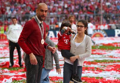 Guardiola, sobre el césped del Allianz Arena, con sus hijas María y Valencina.