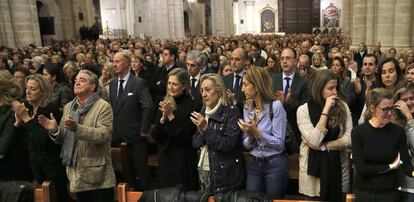 Familiares y amigos de Rita Barberá esta tarde en la catedral de Valencia, en la misa que se ha celebrado por su fallecimiento. En la segunda fila se puede ver al ex presidente de la Generalitat Valenciana, Francisco Camps.