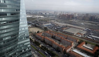 Parte de los terrenos de la conocida como Operación Chamartín, con la colonia San Cristóbal en primer plano.