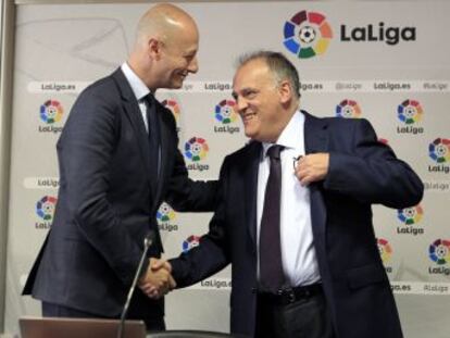 El presidente de LaLiga asegura que el videoarbitraje empezará en pruebas, pero los organizadores de la competición del KO dicen que no tienen ningún proyecto para ponerlo en marcha