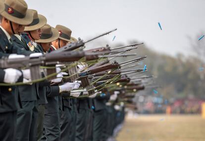 Soldados nepalíes disparan durante el ensayo de las celebraciones del Día del Ejército, este martes, en Katmandú (Nepal). El ejército nepalí lleva activo desde 1744 y está compuesto por unos 95.000 miembros de la infantería y el servicio aéreo.