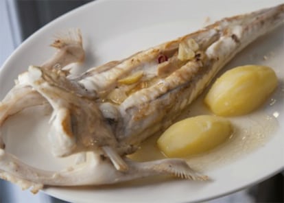 Un plato de 'pixín' (rape) del restaurante Esbardos de Madrid.