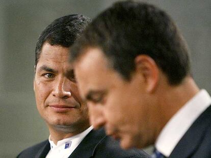 El presidente de Ecuador, Rafael Correa, a la izquierda, con José Luis Rodríguez Zapatero, ayer en La Moncloa.