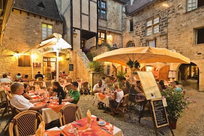 Terraza de un restaurante en la parte medieval de Sarlat-la-Caneda, en La Dordoña (Francia).