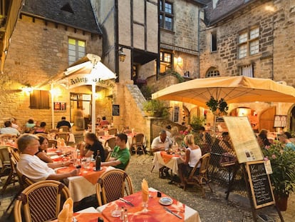 Terraza de un restaurante en la parte medieval de Sarlat-la-Caneda, en La Dordoña (Francia).