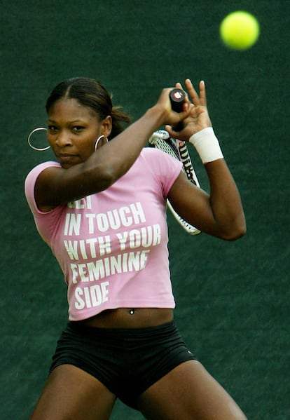 "Conecta con tu lado femenino" se leía en esta camiseta rosa de Williams en Londres en junio de 2003, que dejaba ver el pendiente de su ombligo.