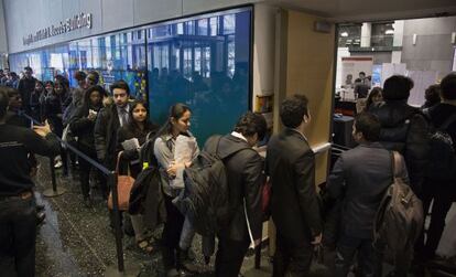 Jovens em fila de feira de carreira em engenharia e tecnologia da Universidade de Nova York, no Brooklyn.