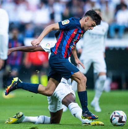 Pedri, en posesión de la bola.