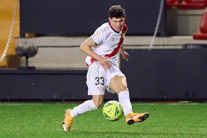 Los centros del lateral Fran García son una de las bazas ofensivas del Rayo Vallecano.