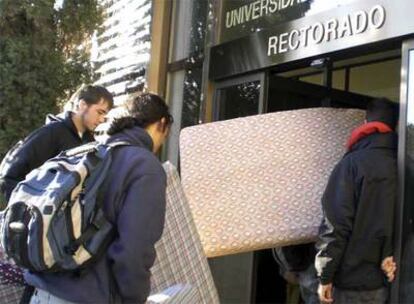 Estudiantes contrarios al plan Bolonia entran con colchones en el rectorado de la Universidad de Zaragoza