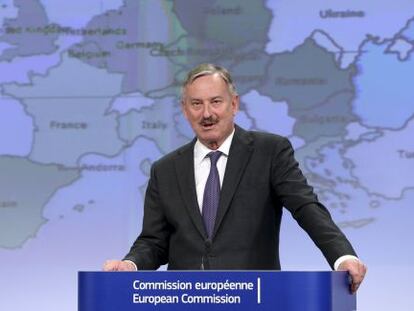 Siim Kallas presenta las previsiones económicas de la UE este lunes.